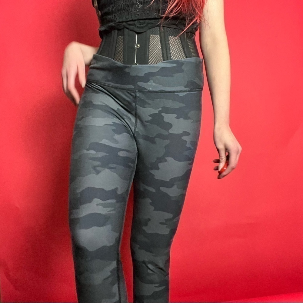 Grey and black camo capri leggings 🖤🤍​​​​​​​​​​​​​​​​​​​​​​